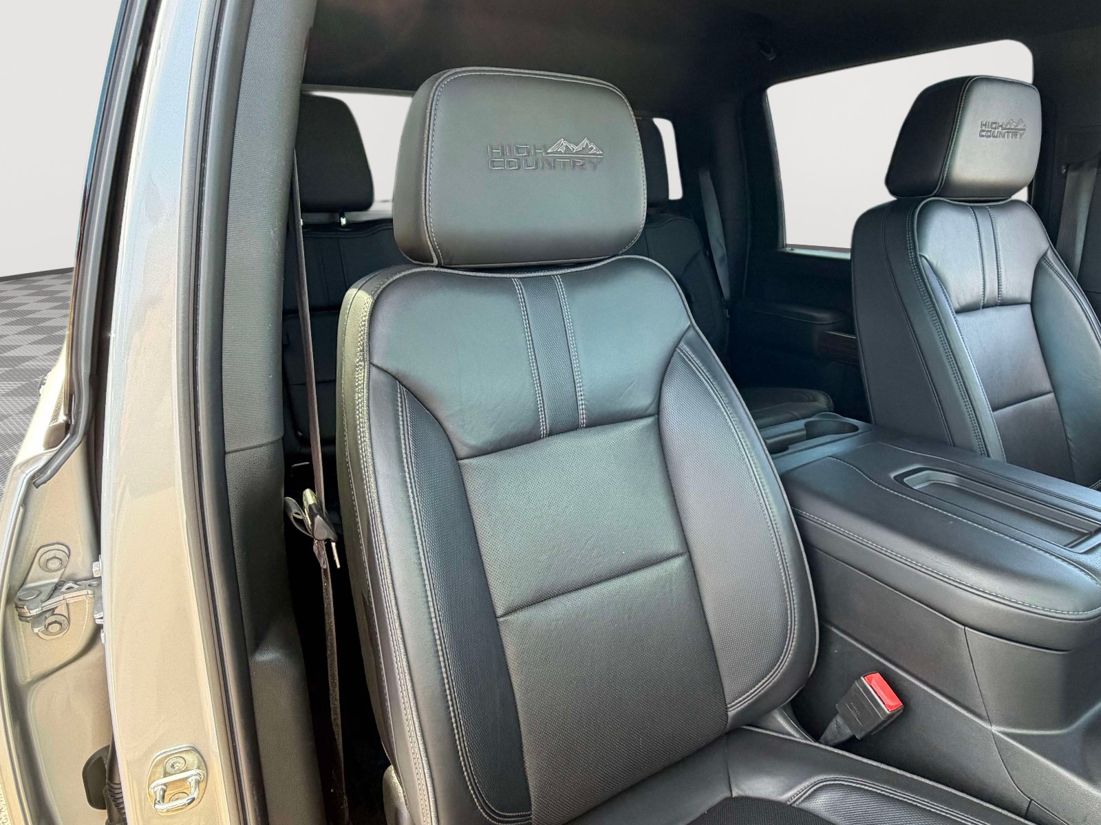 Used 2022 Chevrolet Silverado 3500 High Country w/ Safety Package II AWD/4WD image 28