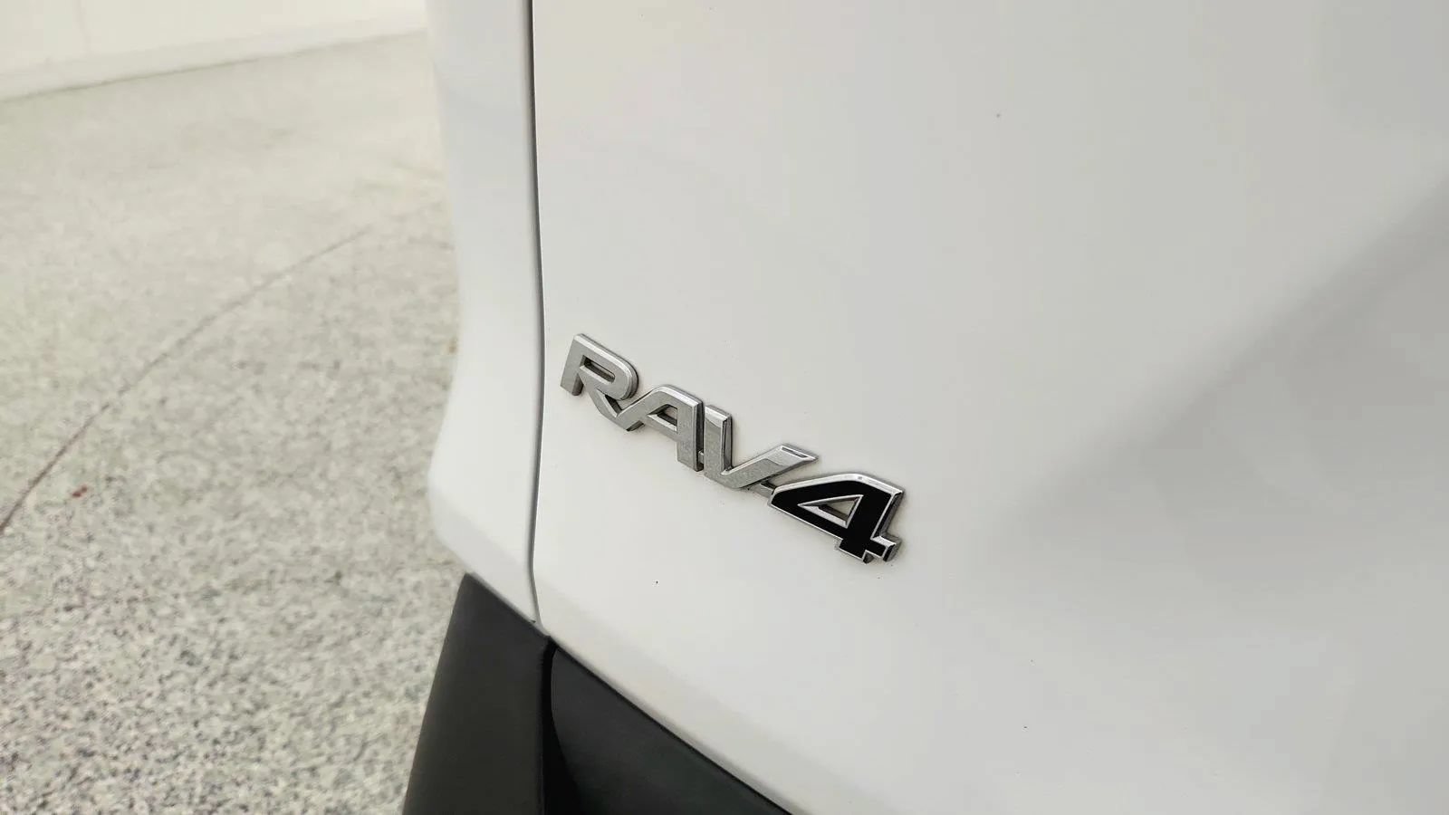 Used 2024 Toyota RAV4 XLE FWD image 35