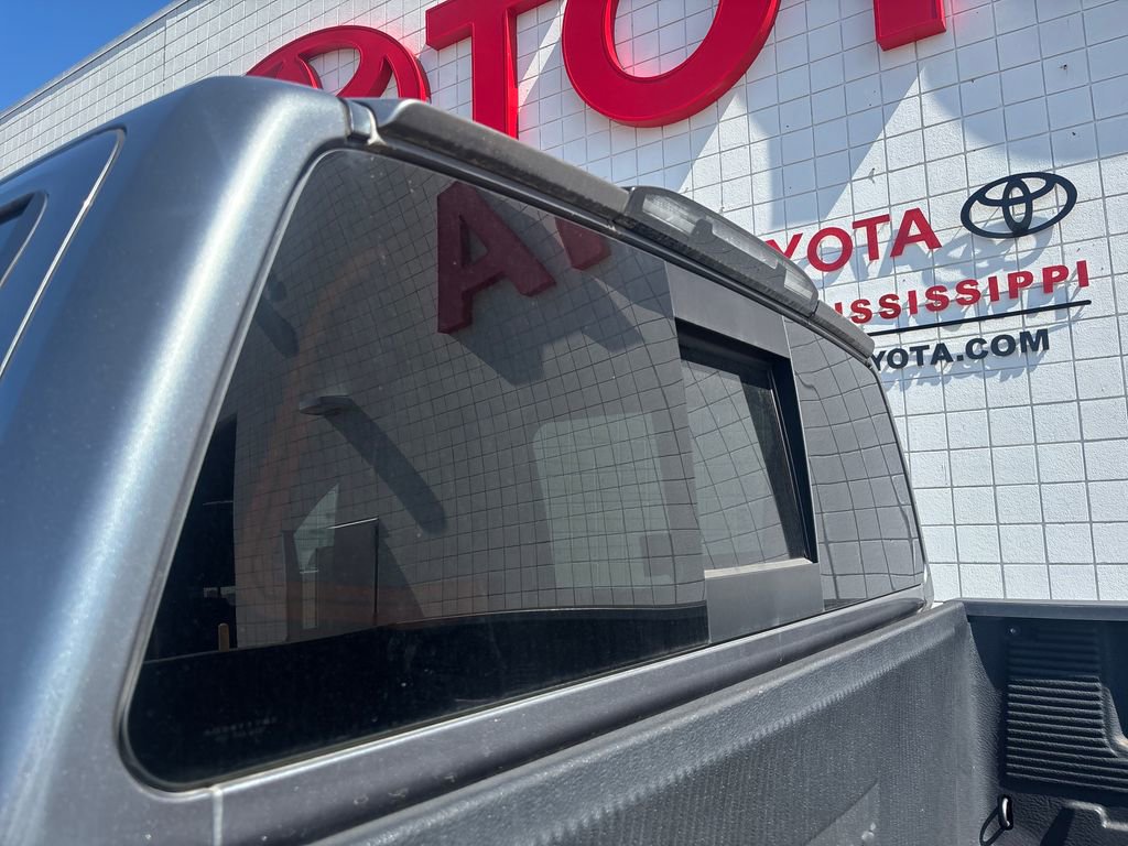 Used 2018 Nissan Titan SV w/ SV Convenience Package RWD image 33