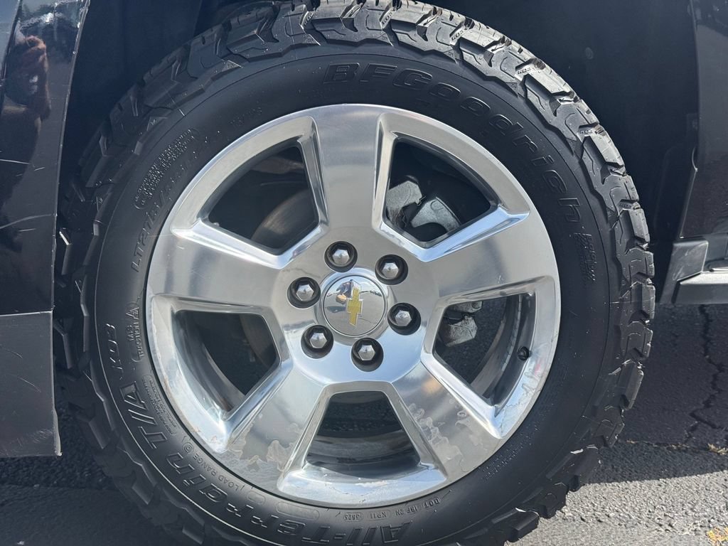 Used 2016 Chevrolet Suburban LT w/ Luxury Package RWD image 3