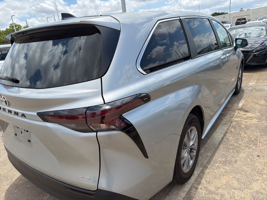 Used 2025 Toyota Sienna LE FWD image 5