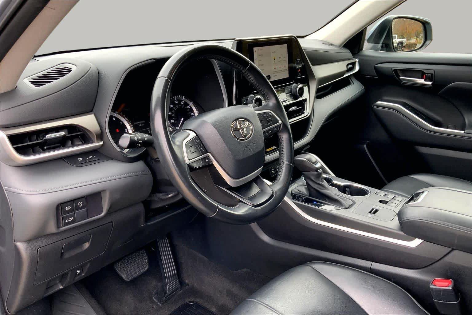 Used 2023 Toyota Highlander XLE FWD image 18