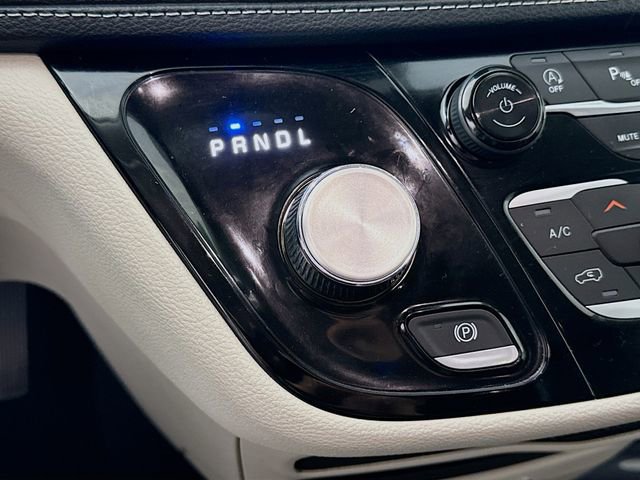 Used 2023 Chrysler Pacifica Touring-L image 16