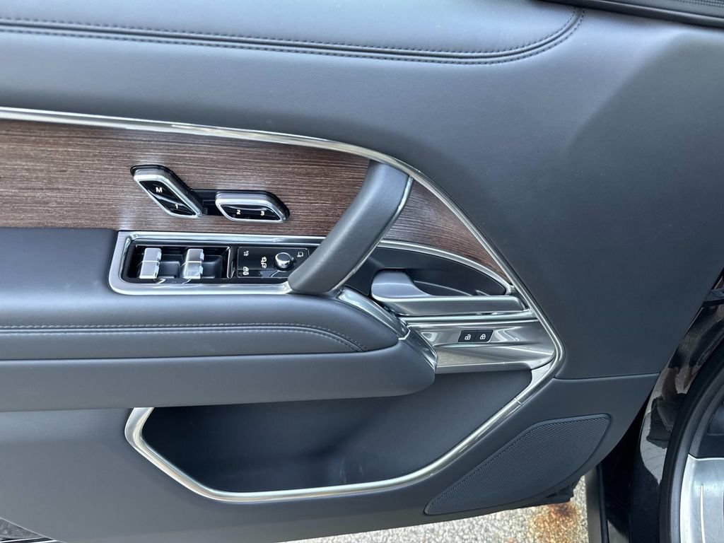 Certified 2025 Land Rover Range Rover SE AWD/4WD image 18
