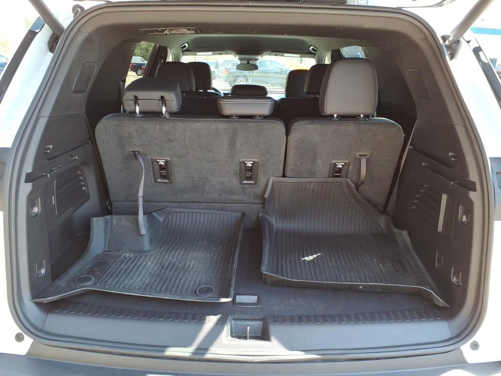 Used 2025 Chevrolet Traverse LT w/ Enhanced Driving Package AWD/4WD image 13