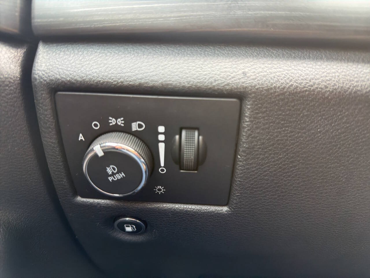 Used 2019 Jeep Grand Cherokee Laredo AWD/4WD image 12