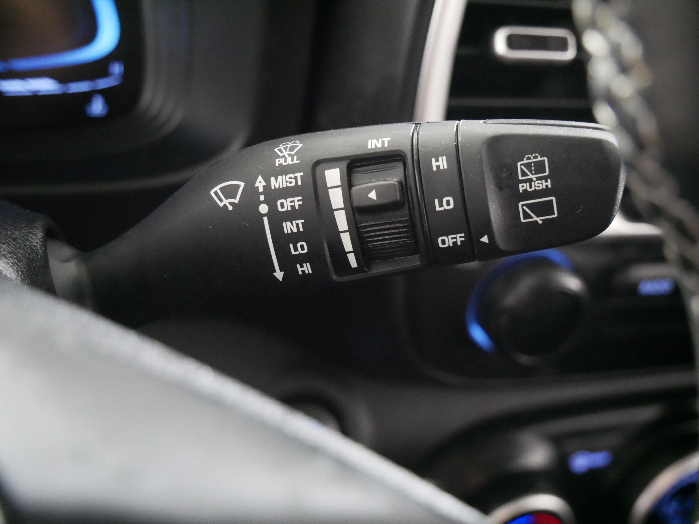 Used 2024 Hyundai Venue SEL image 32