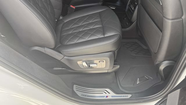 Used 2024 BMW X7 xDrive40i w/ M Sport Package AWD/4WD image 54
