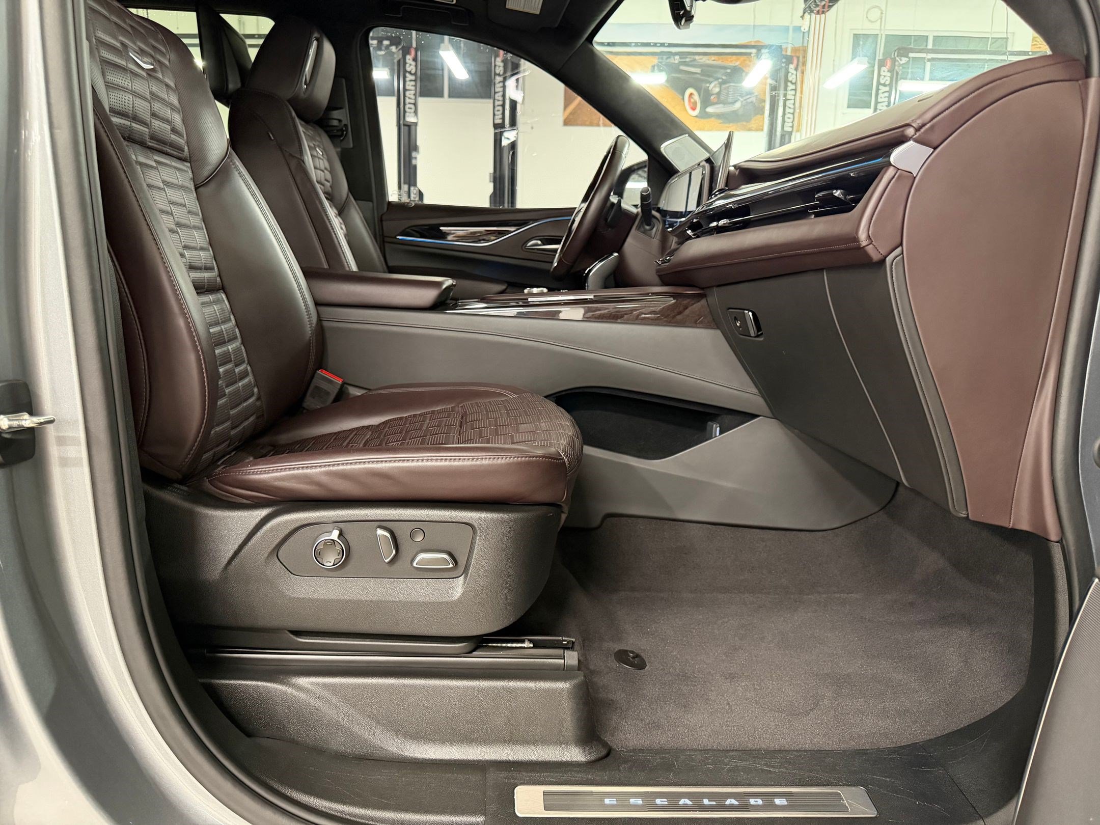 Used 2023 Cadillac Escalade Sport Platinum w/ LPO, ONYX Package AWD/4WD image 27
