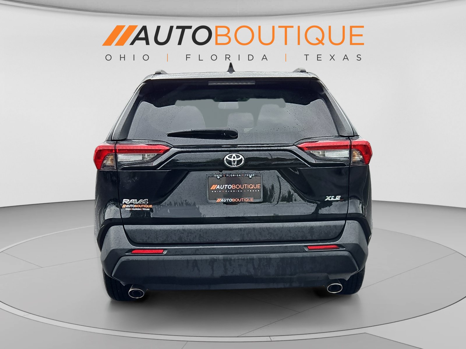 Used 2021 Toyota RAV4 XLE w/ Convenience Package FWD image 4