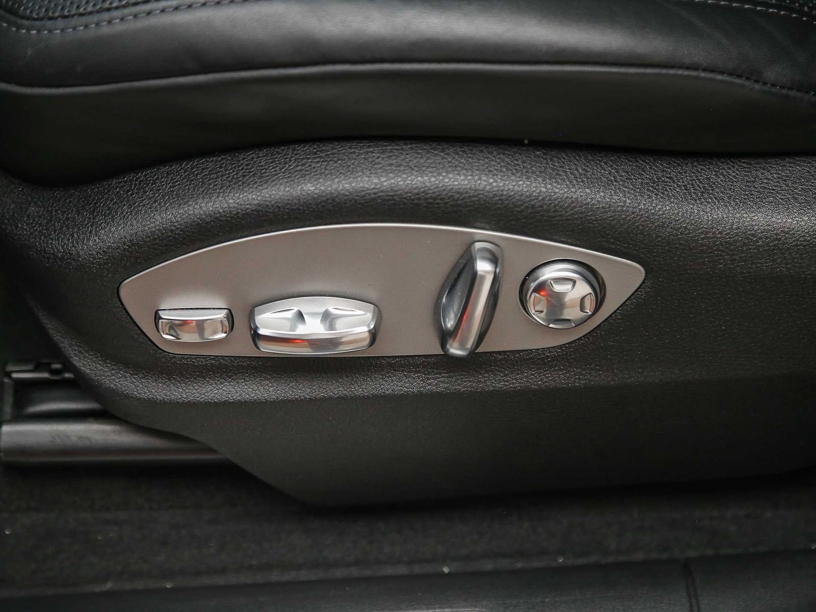 Certified 2025 Porsche Macan S AWD/4WD image 25