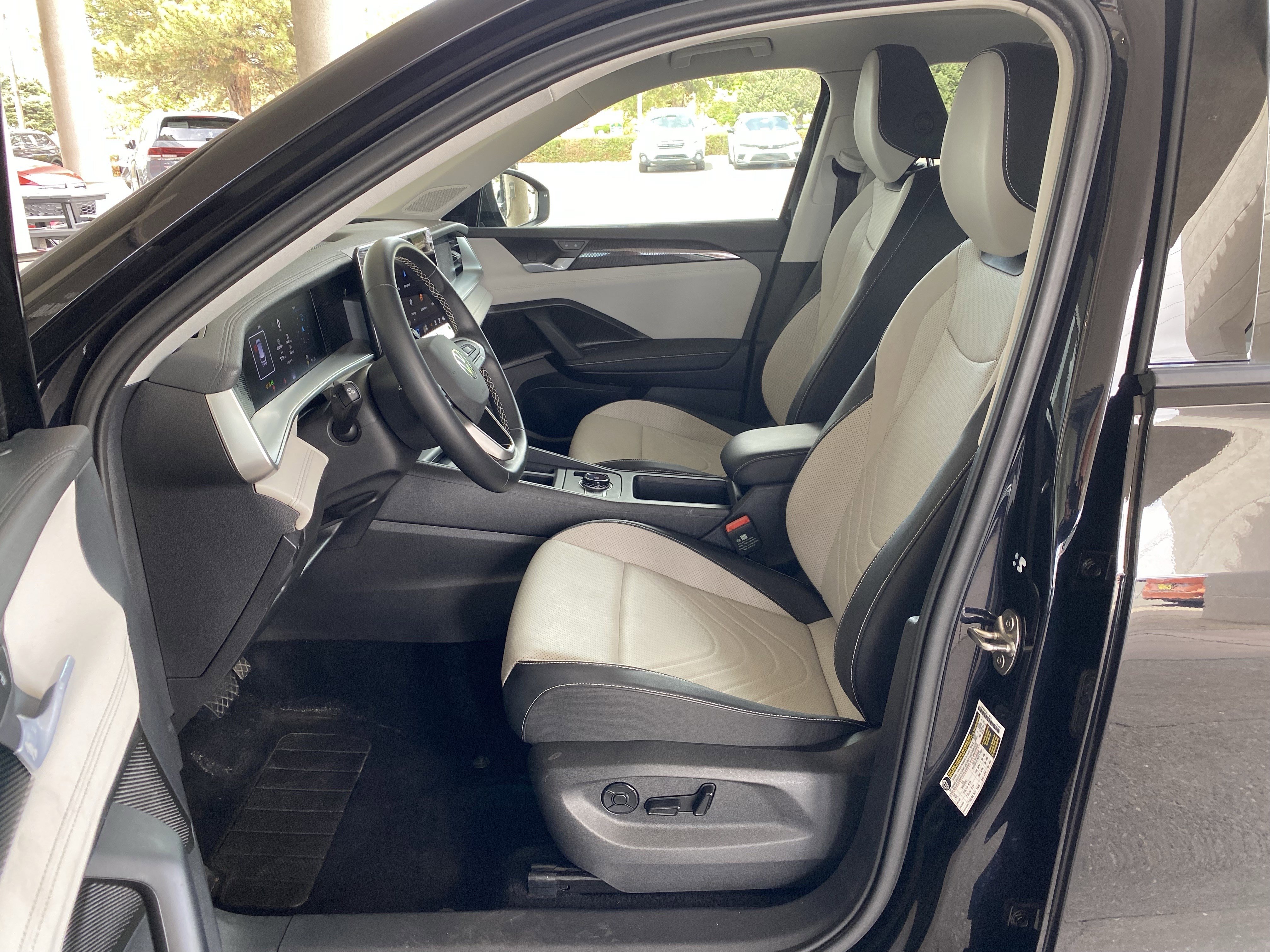 Used 2025 Volkswagen Tiguan SE w/ Panoramic Sunroof Package AWD/4WD image 27