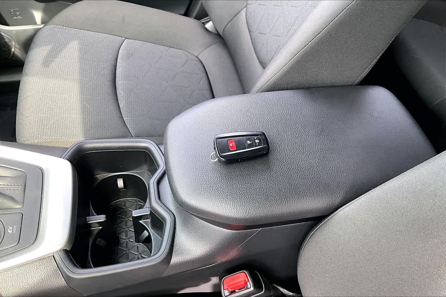 Used 2025 Toyota RAV4 XLE AWD/4WD image 14