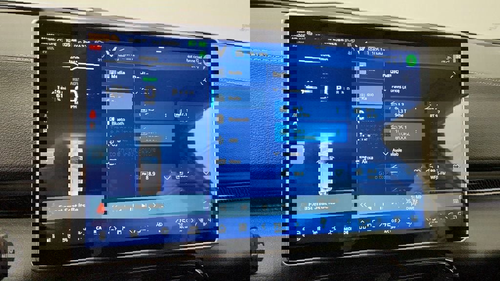 Used 2023 VinFast VF 8 Eco image 17