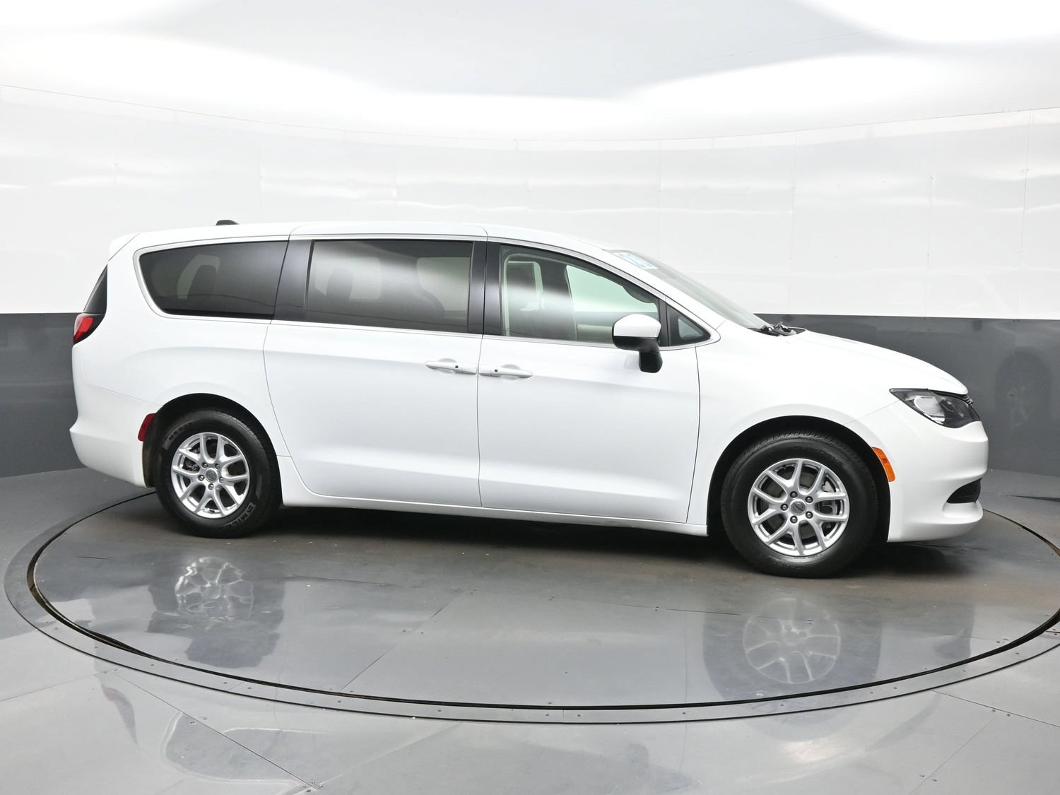 Used 2023 Chrysler Voyager LX FWD image 10