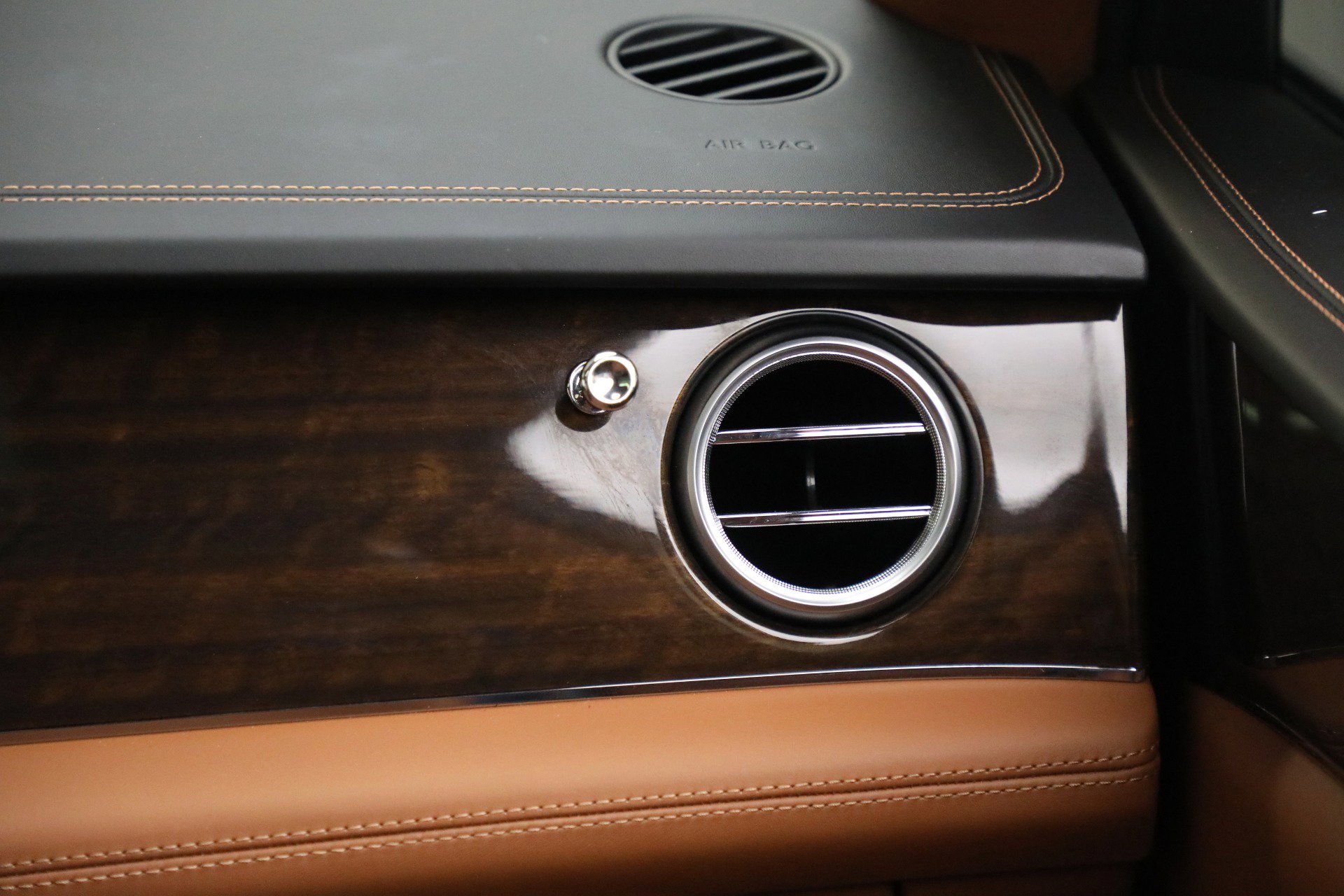 Certified 2018 Bentley Bentayga Onyx Edition image 30