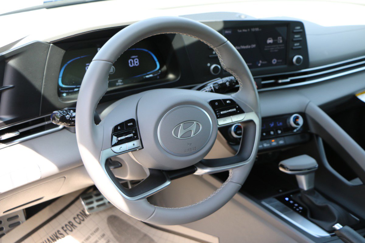 Used 2025 Hyundai Elantra Sport FWD image 17
