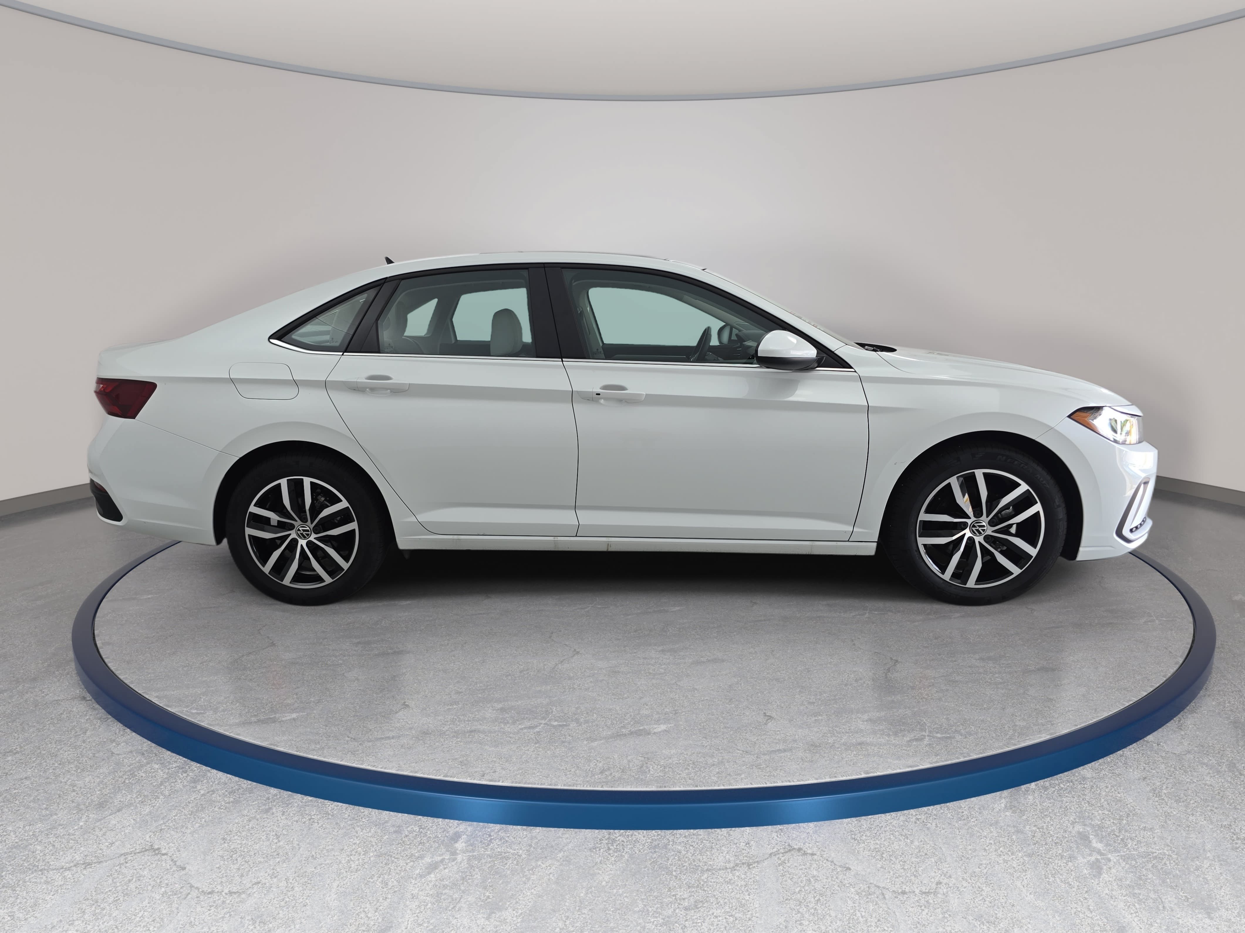 Certified 2025 Volkswagen Jetta SE w/ Sunroof Package FWD image 4