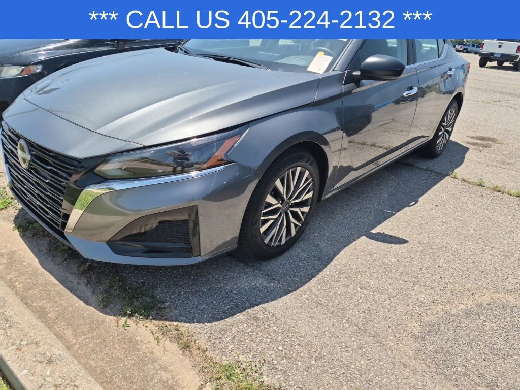 Used 2025 Nissan Altima 2.5 SV FWD image 2