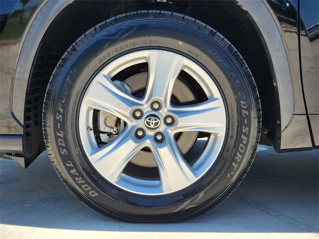 Used 2022 Toyota Highlander LE image 11