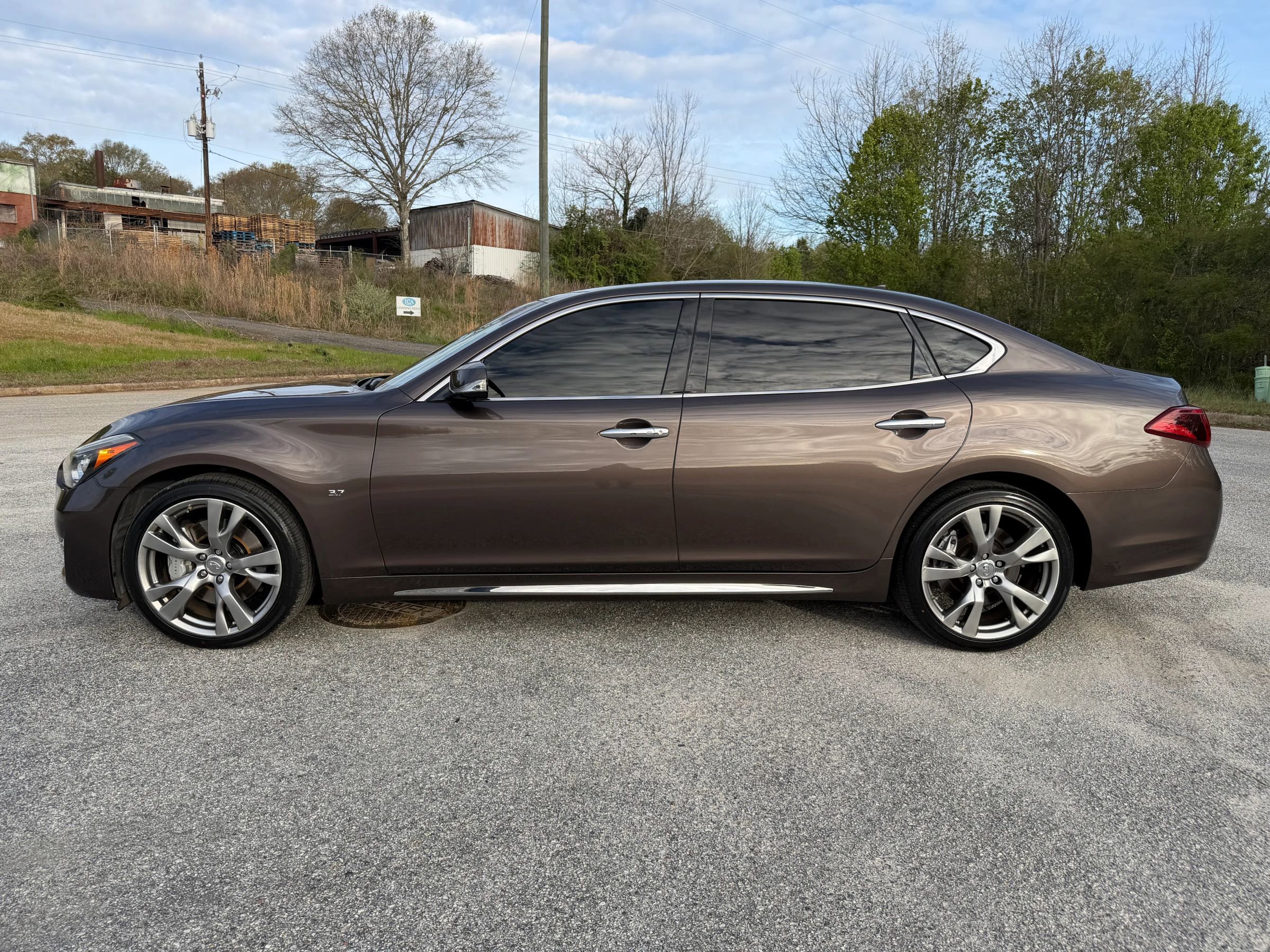 Used 2016 INFINITI Q70 L 3.7 RWD image 2