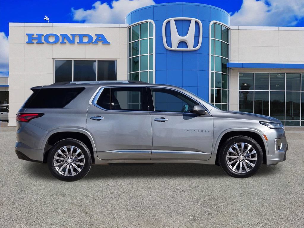 Used 2023 Chevrolet Traverse Premier FWD image 2