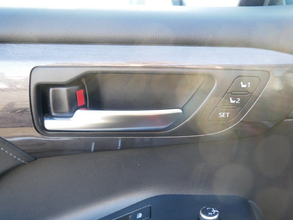 Used 2021 Toyota Highlander Limited AWD/4WD image 16