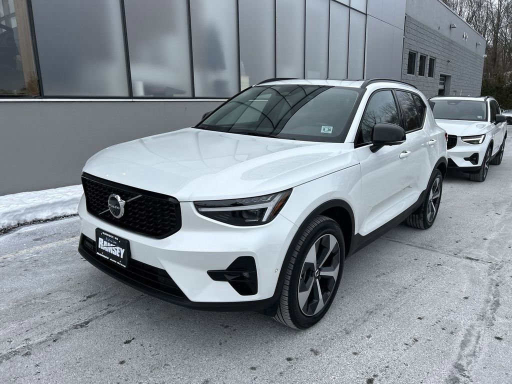 New 2026 Volvo XC40 B5 Plus w/ Protection Package Premier AWD/4WD image 4