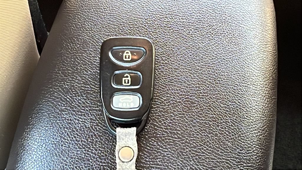 Used 2013 Hyundai Elantra GLS FWD image 18