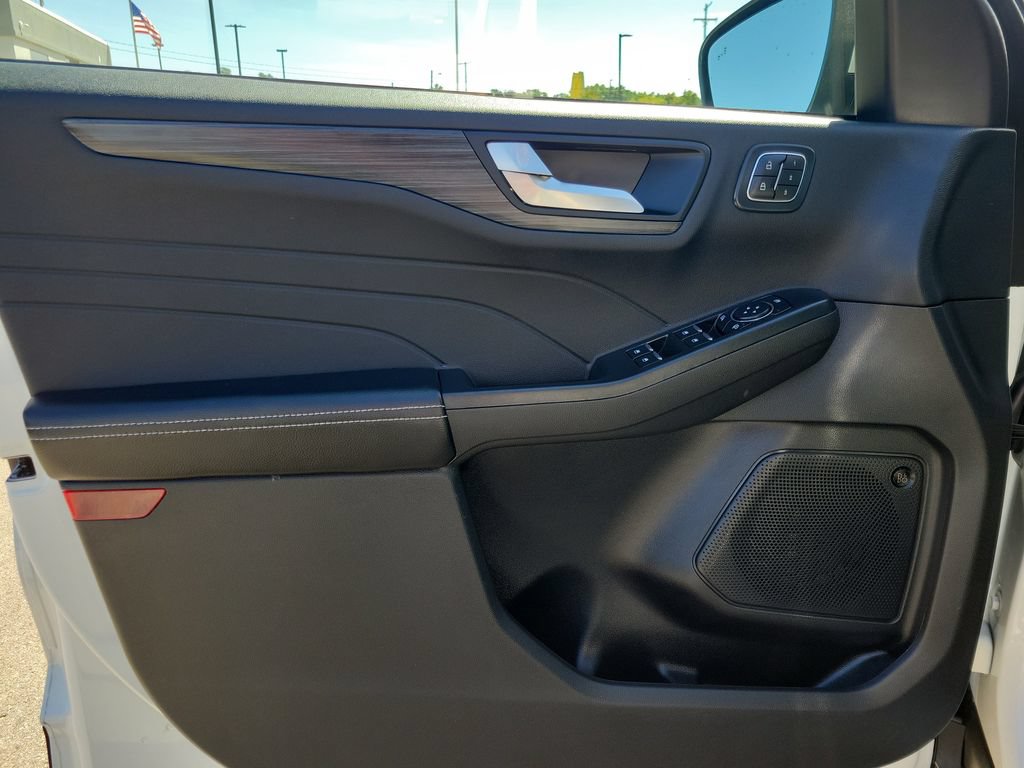 Used 2023 Ford Escape Platinum w/ Premium Technology Package AWD/4WD image 17