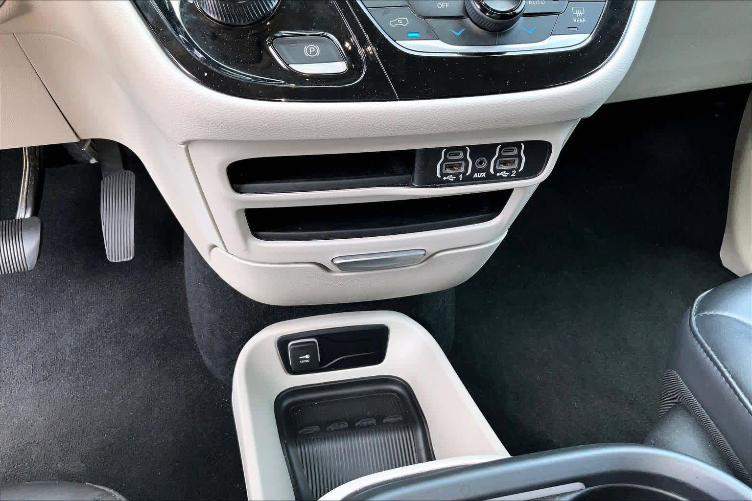 Used 2023 Chrysler Pacifica Touring-L FWD image 30
