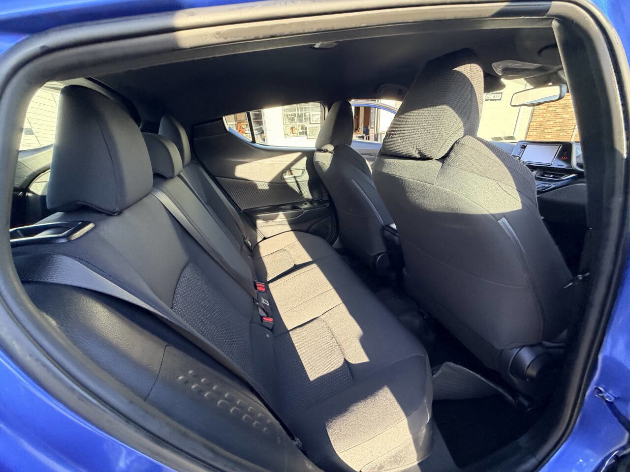 Used 2018 Toyota C-HR XLE 4dr Crossover image 36