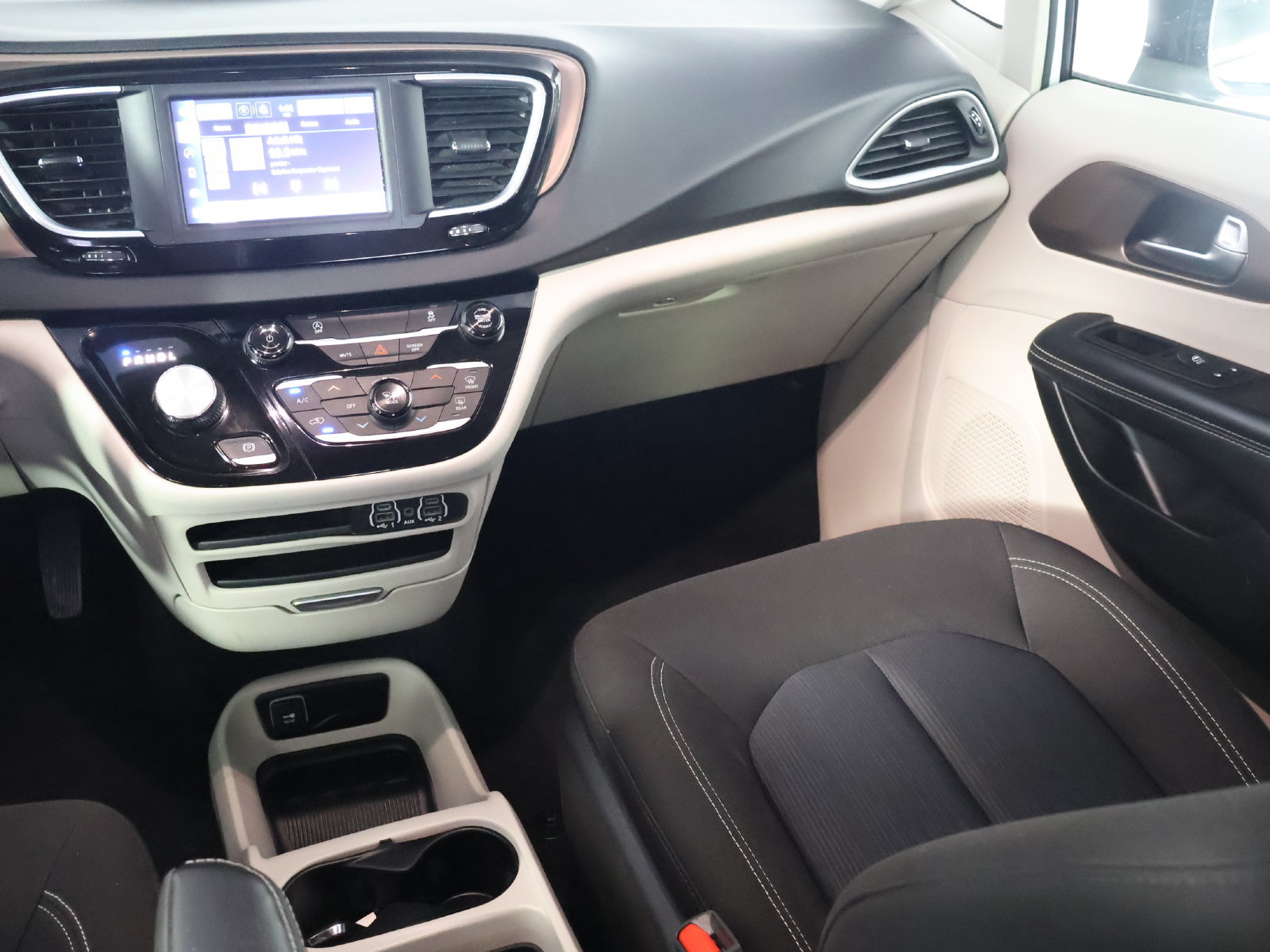 Used 2023 Chrysler Voyager LX FWD image 30