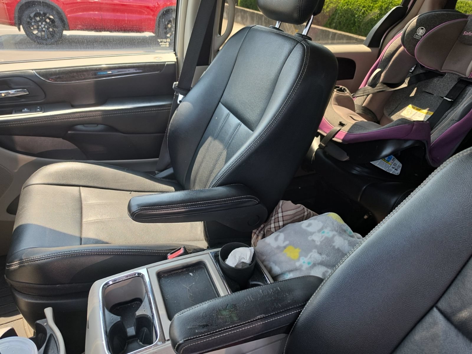 Used 2014 Chrysler Town & Country Touring FWD image 7