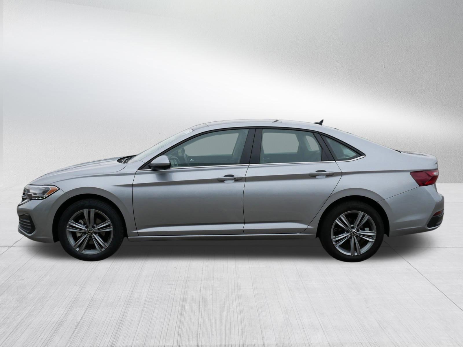 Certified 2024 Volkswagen Jetta SE image 4