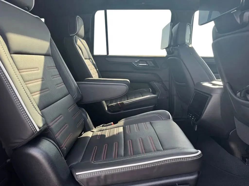 Used 2025 GMC Yukon XL AT4 Ultimate AWD/4WD image 18