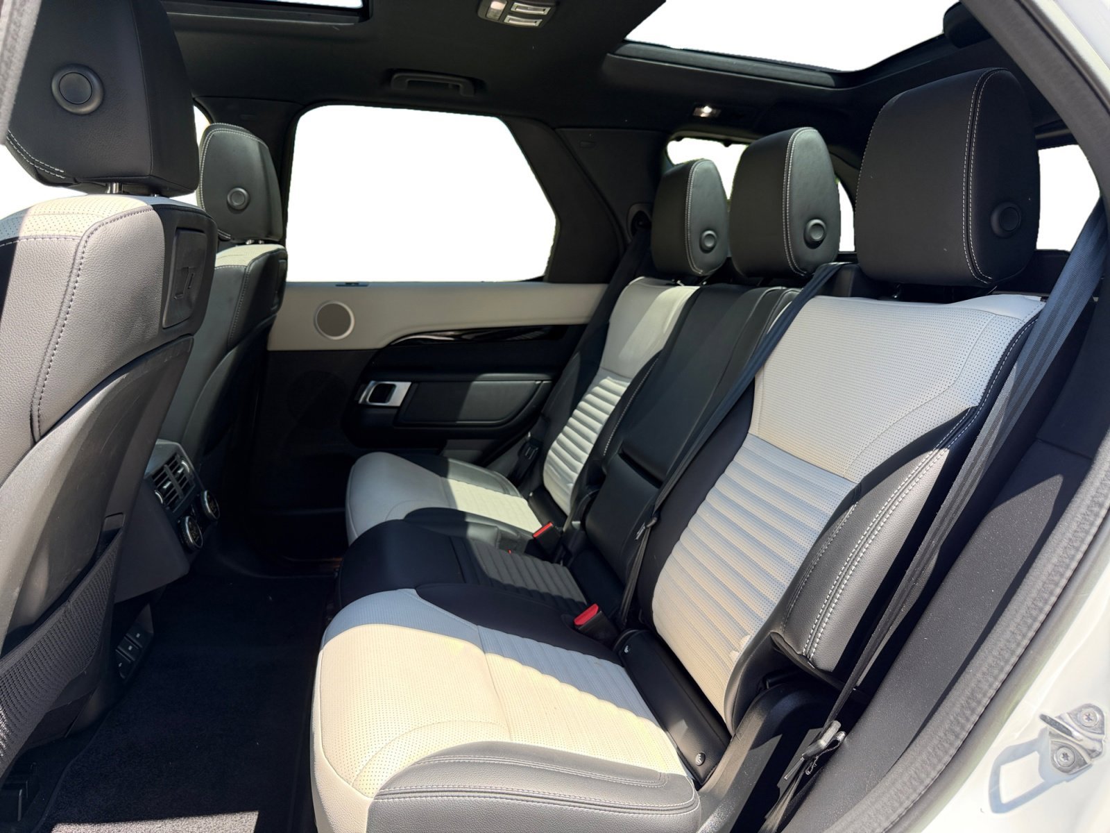 Used 2023 Land Rover Discovery S R-Dynamic AWD/4WD image 16