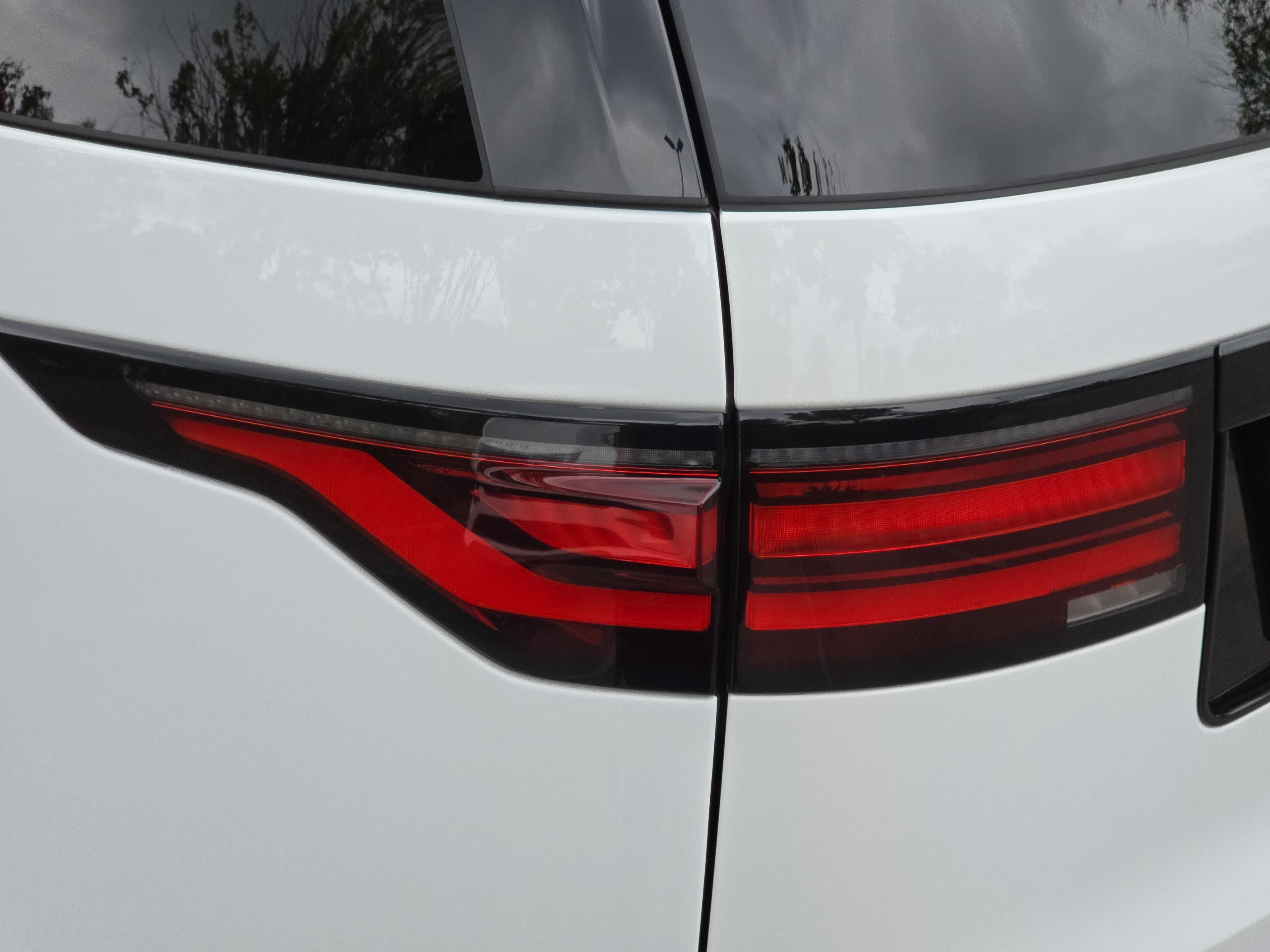 Certified 2025 Land Rover Discovery S AWD/4WD image 36