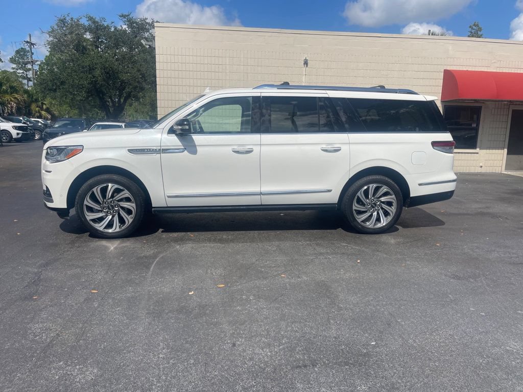 Used 2023 Lincoln Navigator L Reserve AWD/4WD image 2