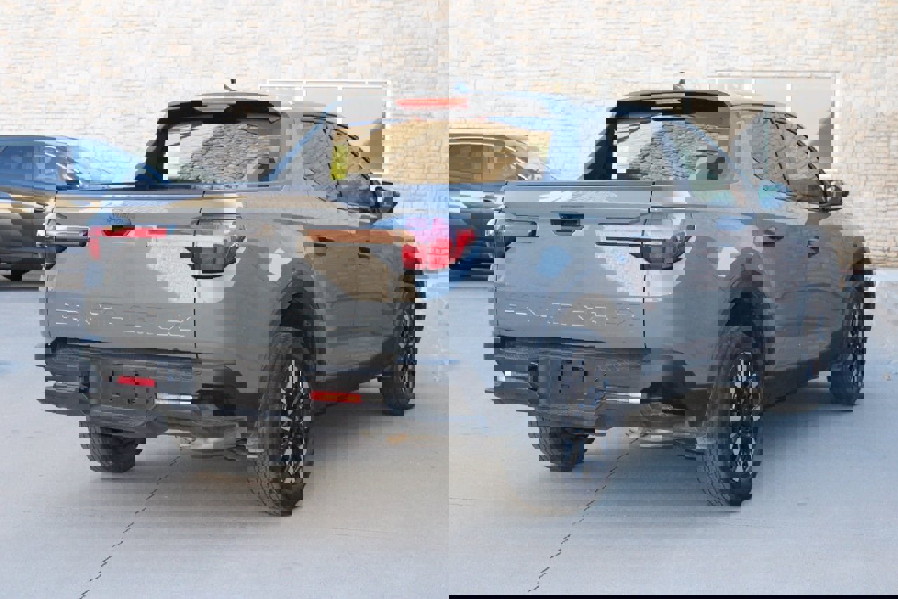 Used 2025 Hyundai Santa Cruz SE image 3