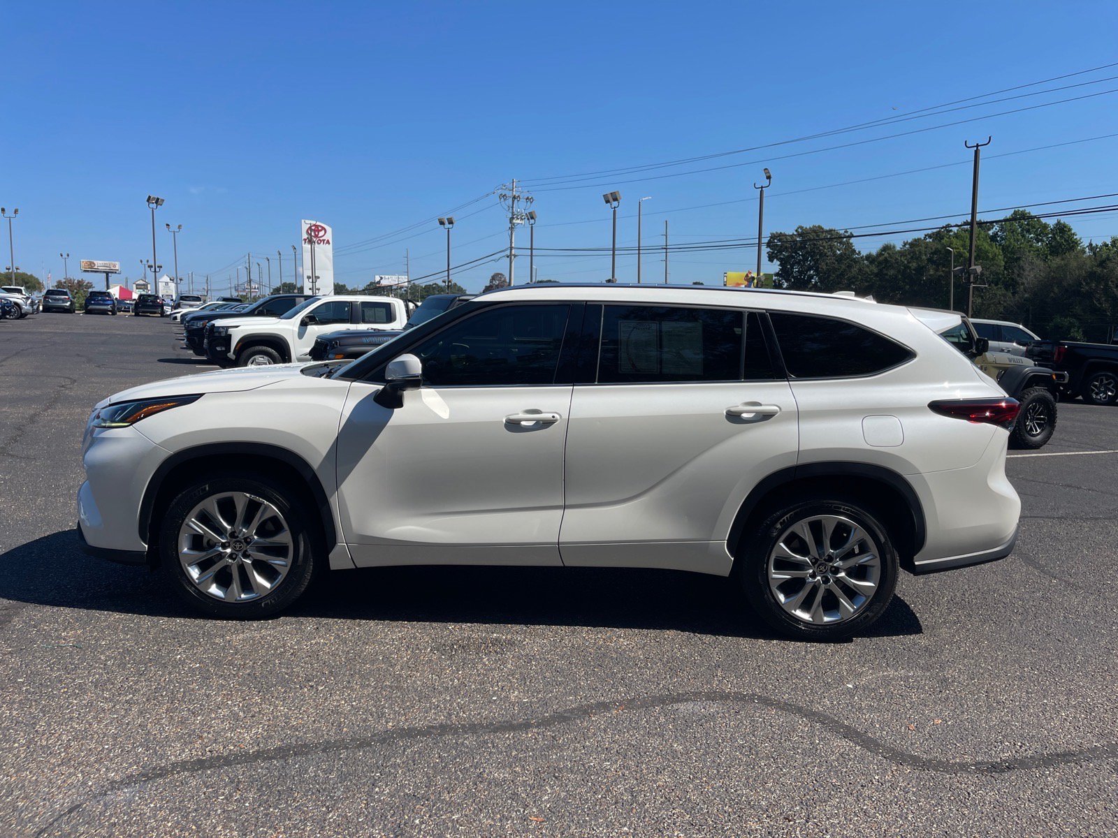 Used 2021 Toyota Highlander Limited FWD image 13