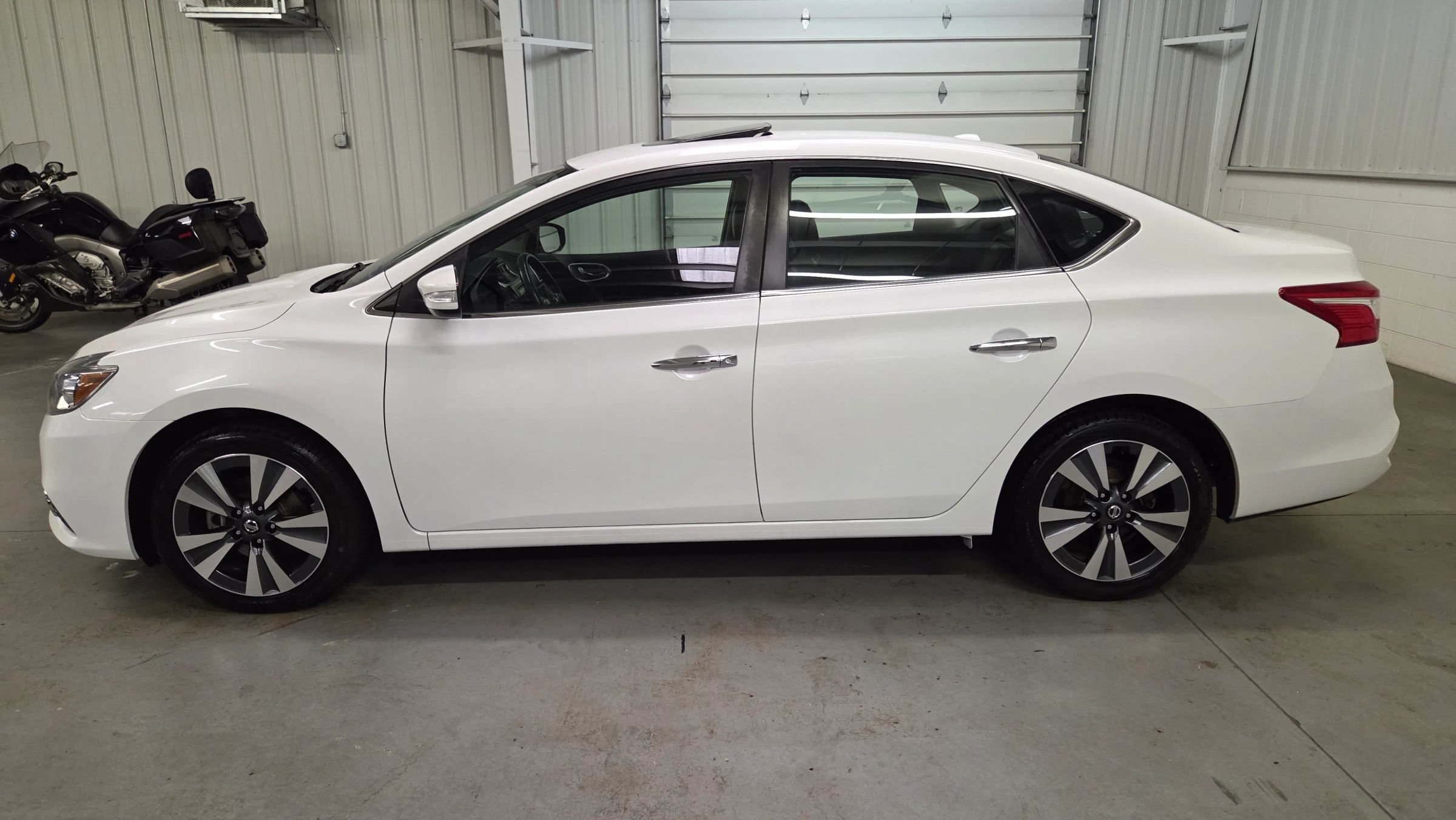 Used 2016 Nissan Sentra SL w/ Technology Package FWD image 3