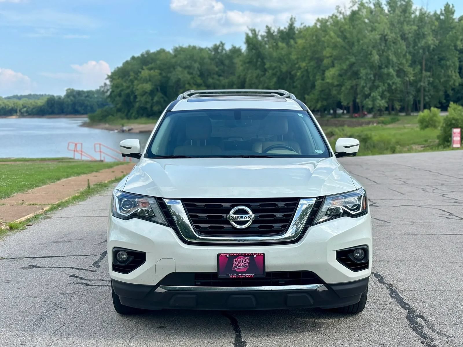 Used 2019 Nissan Pathfinder Platinum AWD/4WD image 2