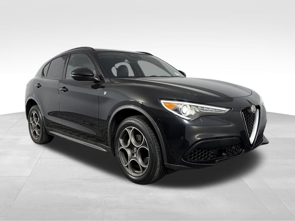 Used 2023 Alfa Romeo Stelvio Ti AWD/4WD image 4