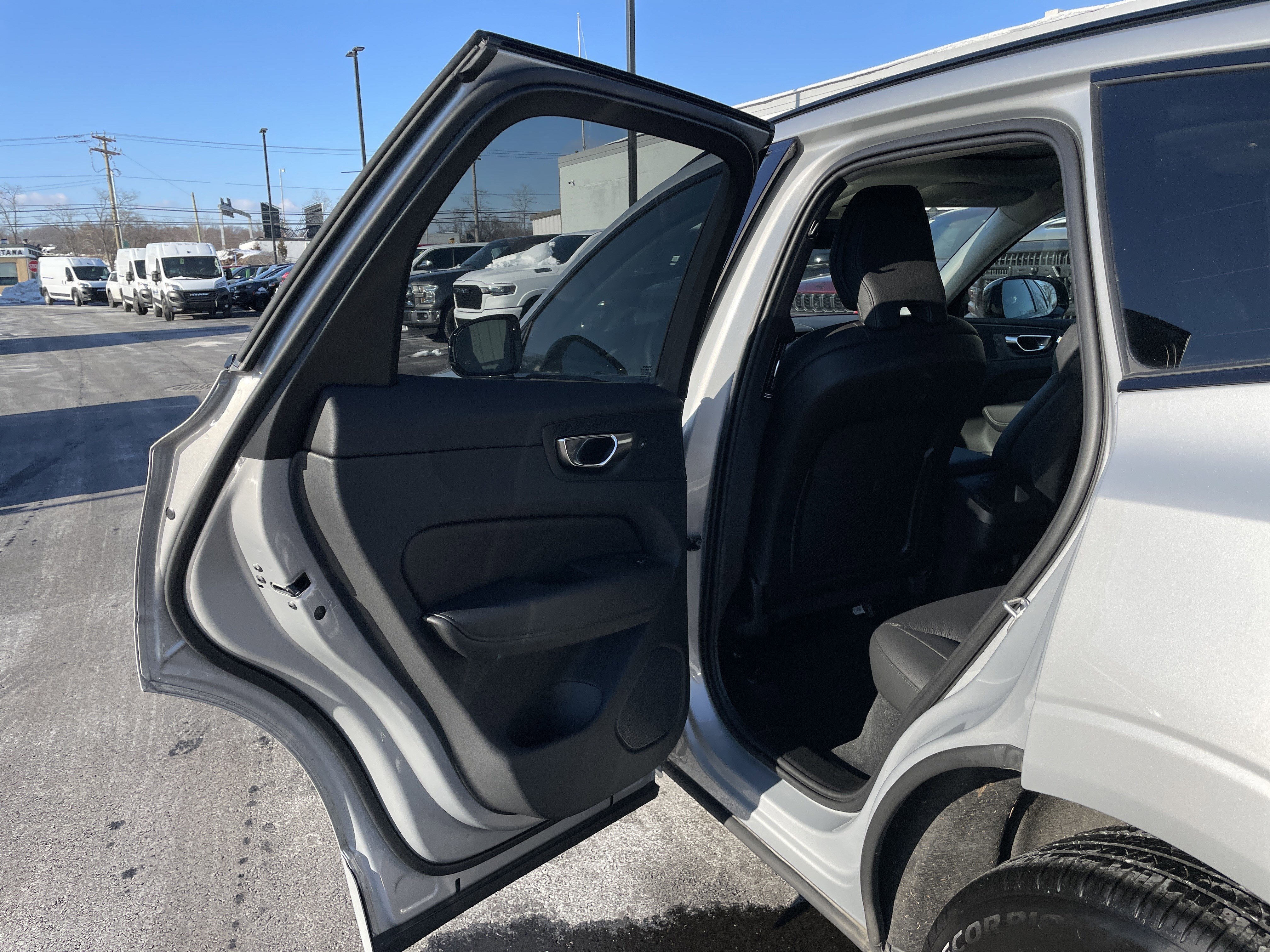 Used 2025 Volvo XC60 B5 Plus image 24