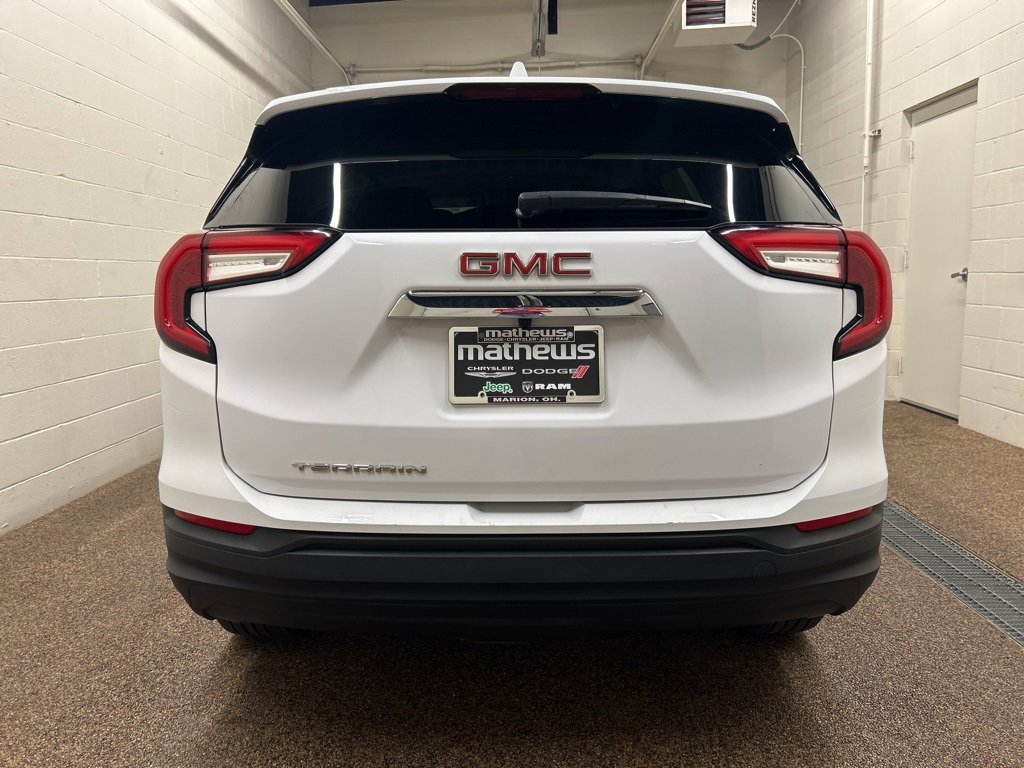 Used 2024 GMC Terrain SLE image 3