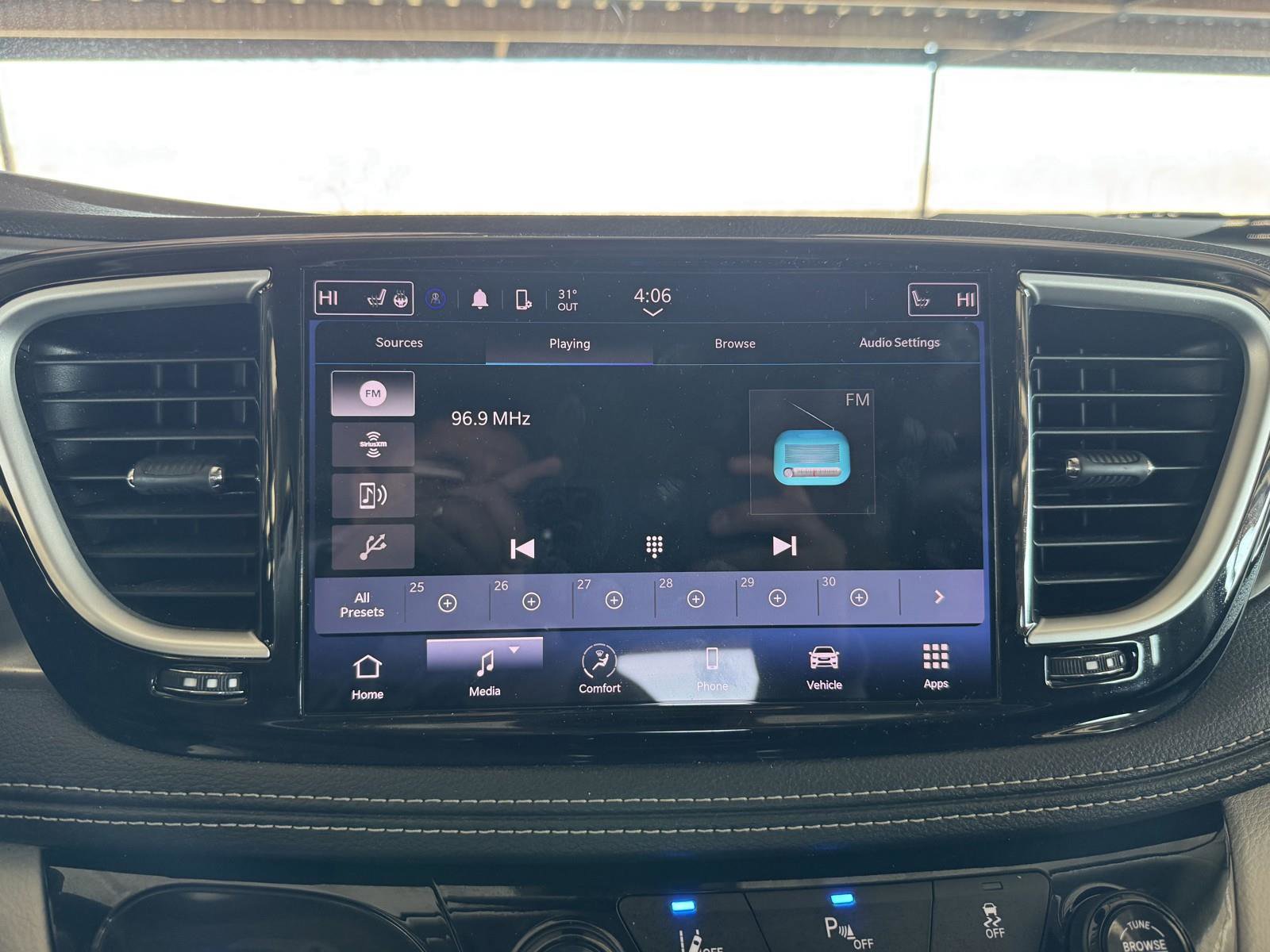 Used 2023 Chrysler Pacifica Touring-L image 12