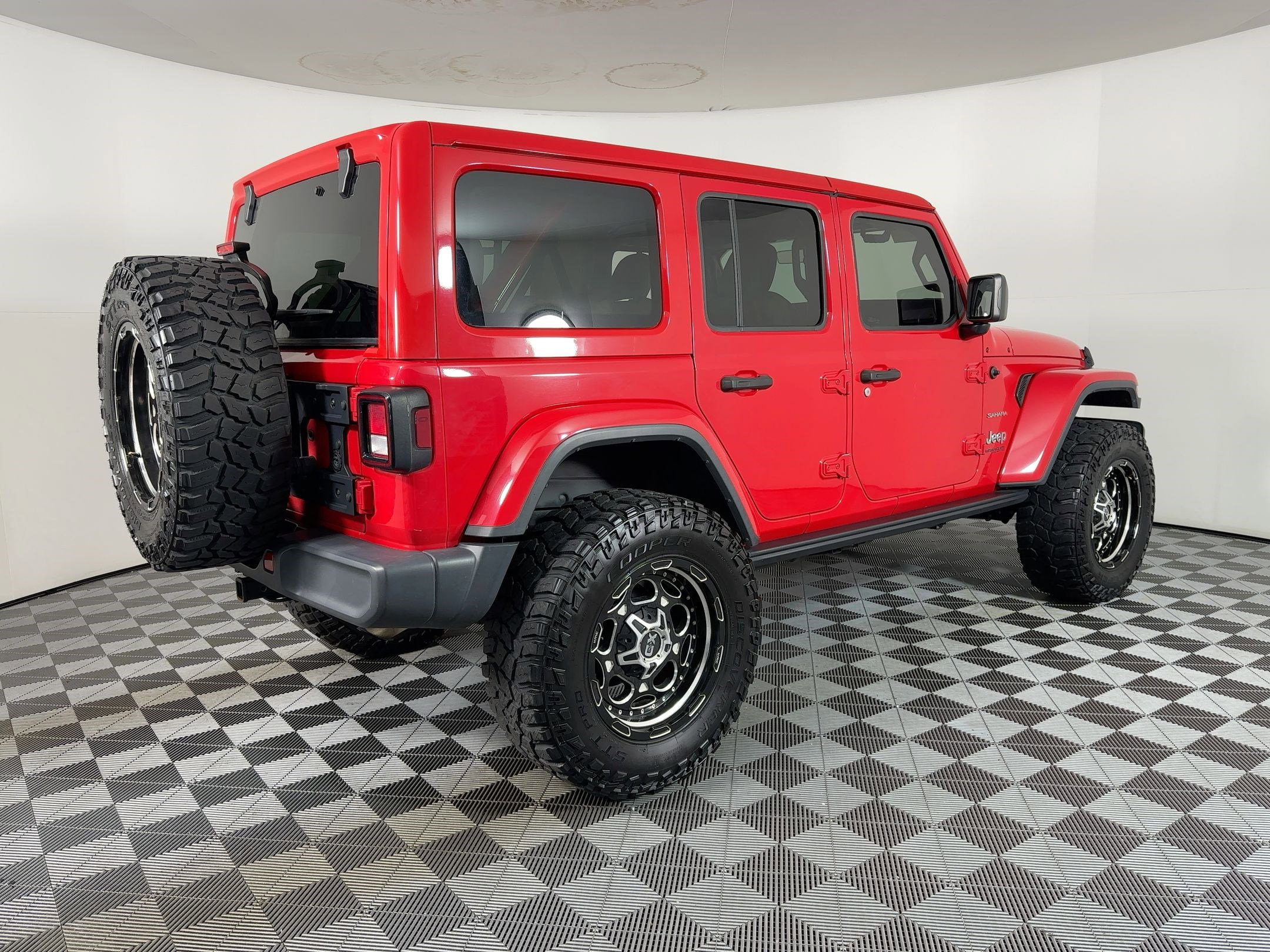 Used 2018 Jeep Wrangler Unlimited Sahara image 9