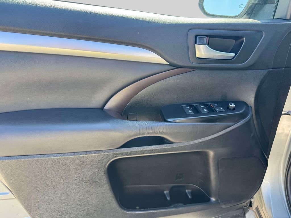 Used 2019 Toyota Highlander XLE AWD/4WD image 14