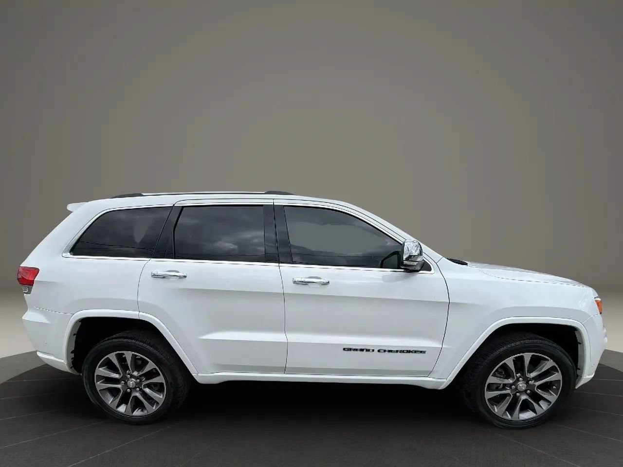Used 2017 Jeep Grand Cherokee Overland w/ Jeep Active Safety Group AWD/4WD image 4